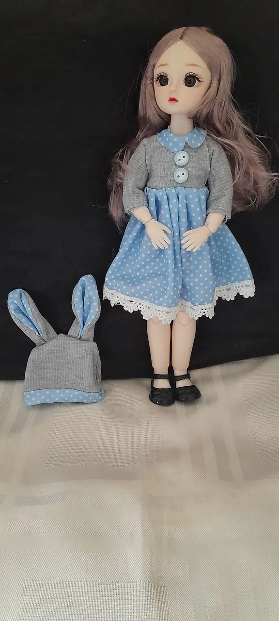 Linda boneca com roupa e chapéu de coelha