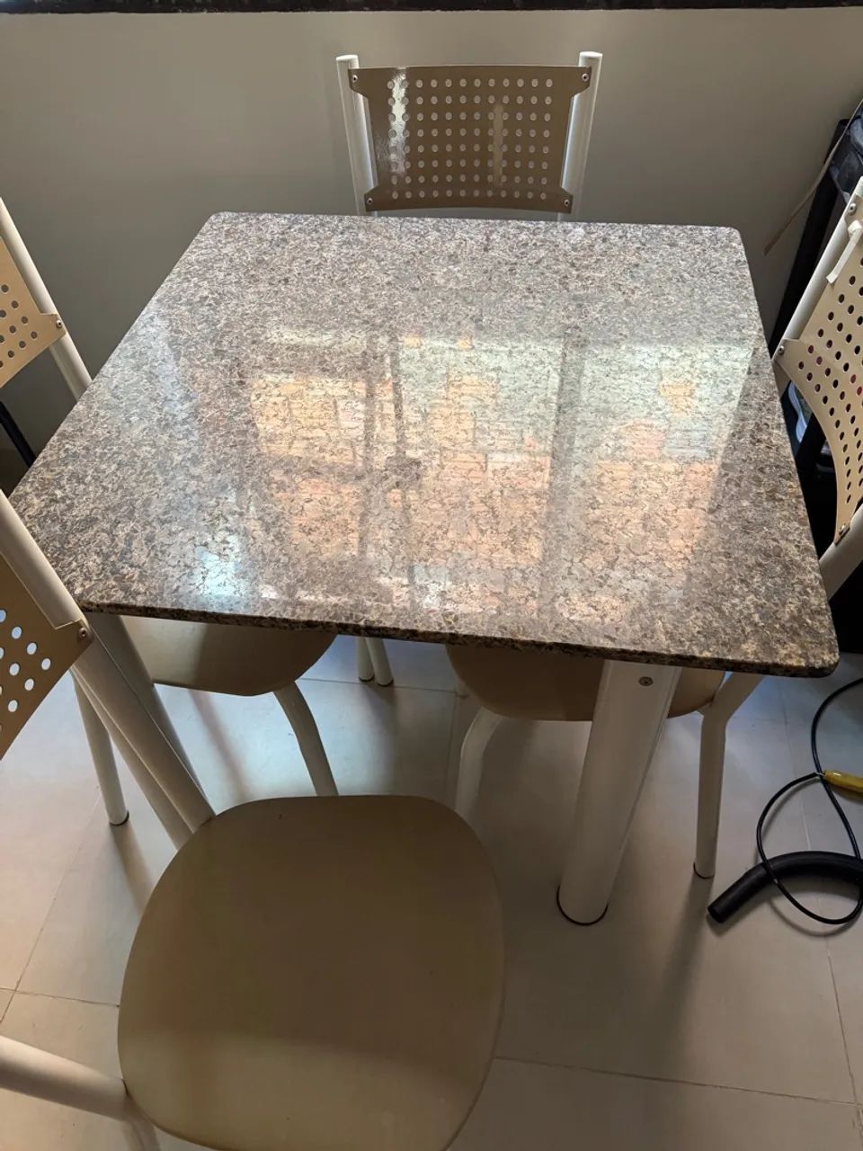 Mesa de Jantar com Tampo de Granito