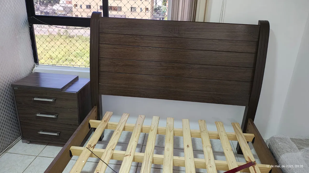 Cama de casal com gaveteiro de cabeceira