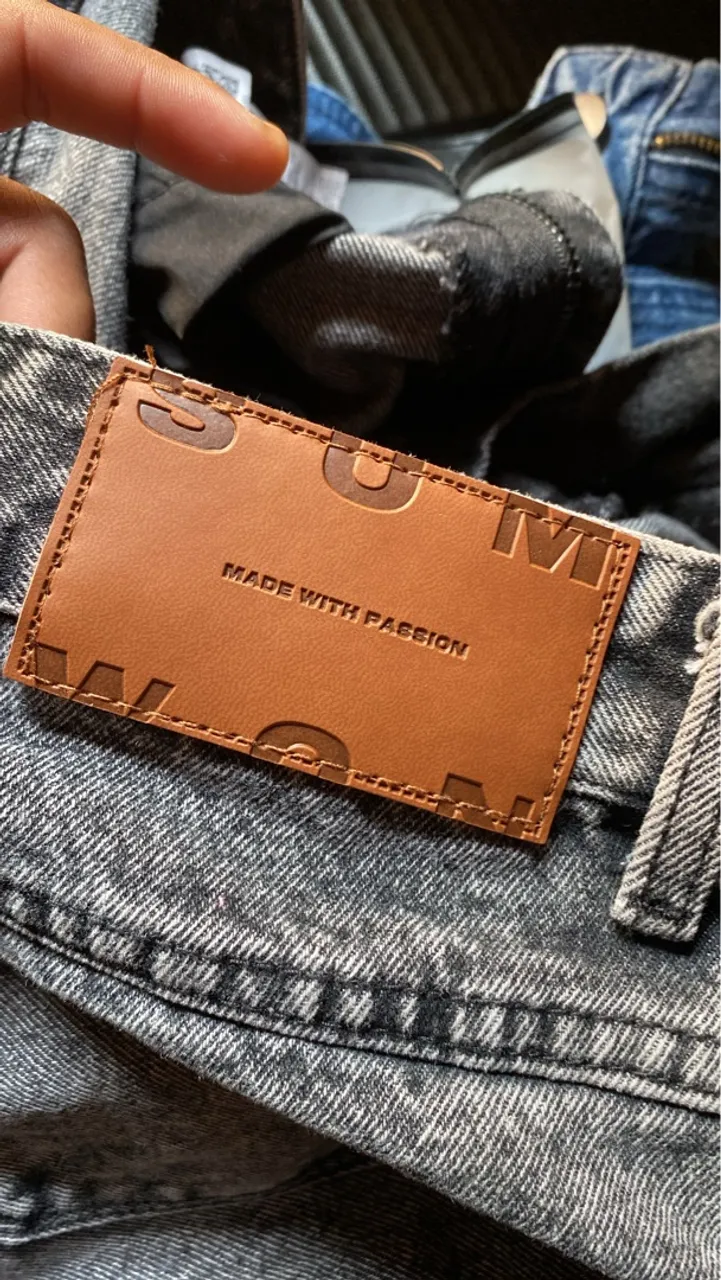 Calça Jeans Cinza com Detalhes