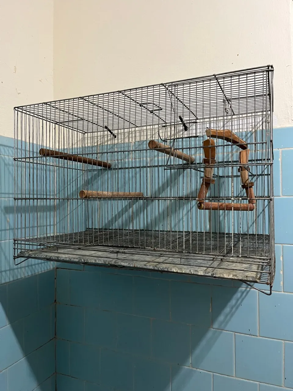 Gaiola para pássaros com 2 puleiros feito da macaranduba e um balancinho tb madeira boa