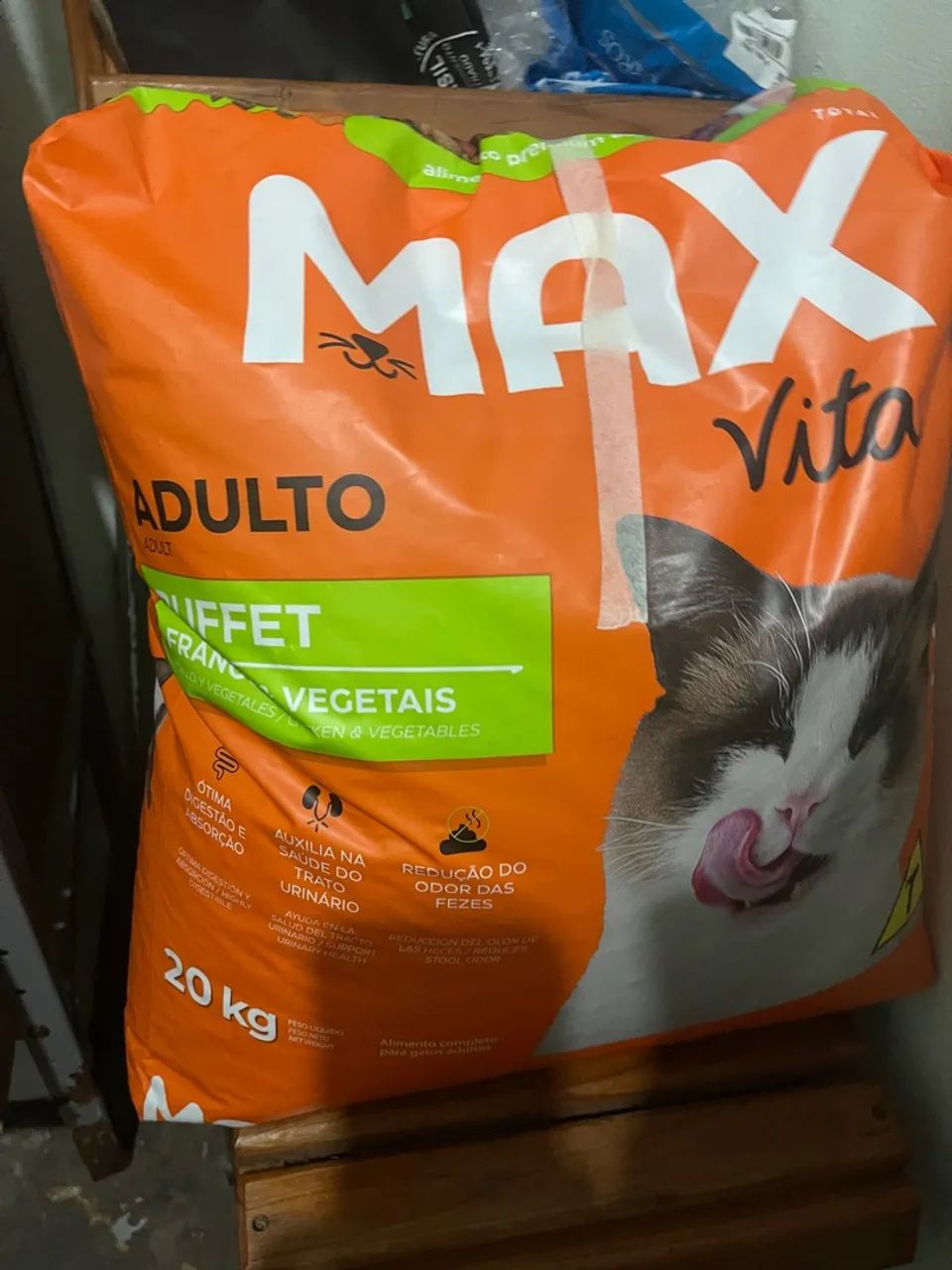 Ração pra gatos max vitta ração premium 20 kilos deve ter uns 18 kilos inteiros.. - Foto 2