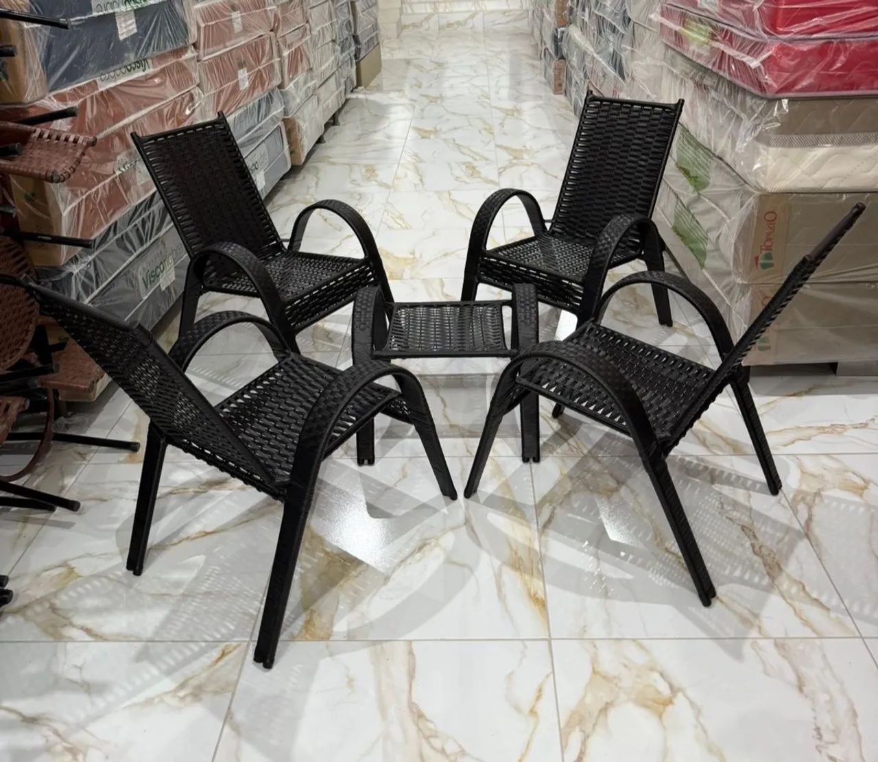 Conjunto de Móveis para Área Externa - 4 Cadeiras e Mesa