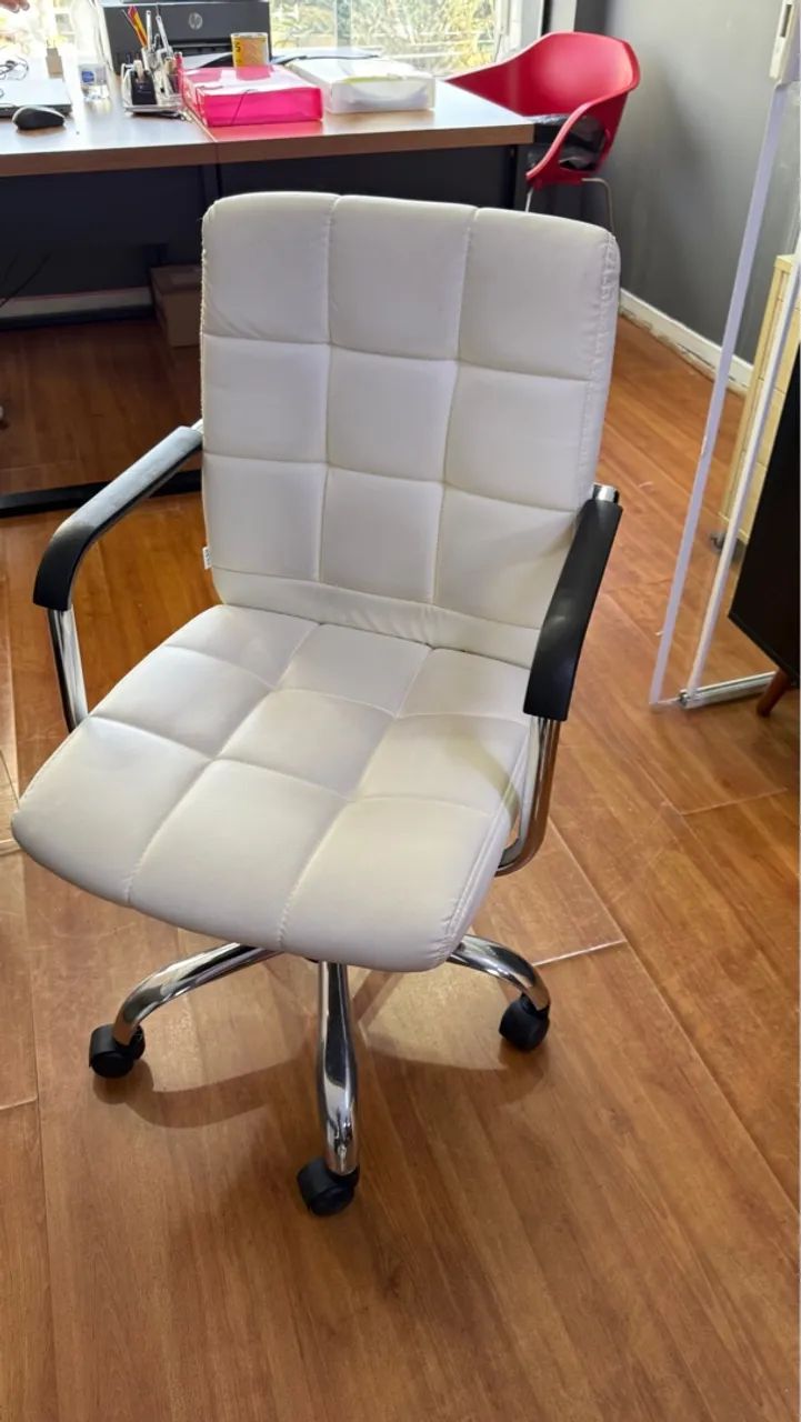 Cadeira de Escritório Branca com Rodinhas