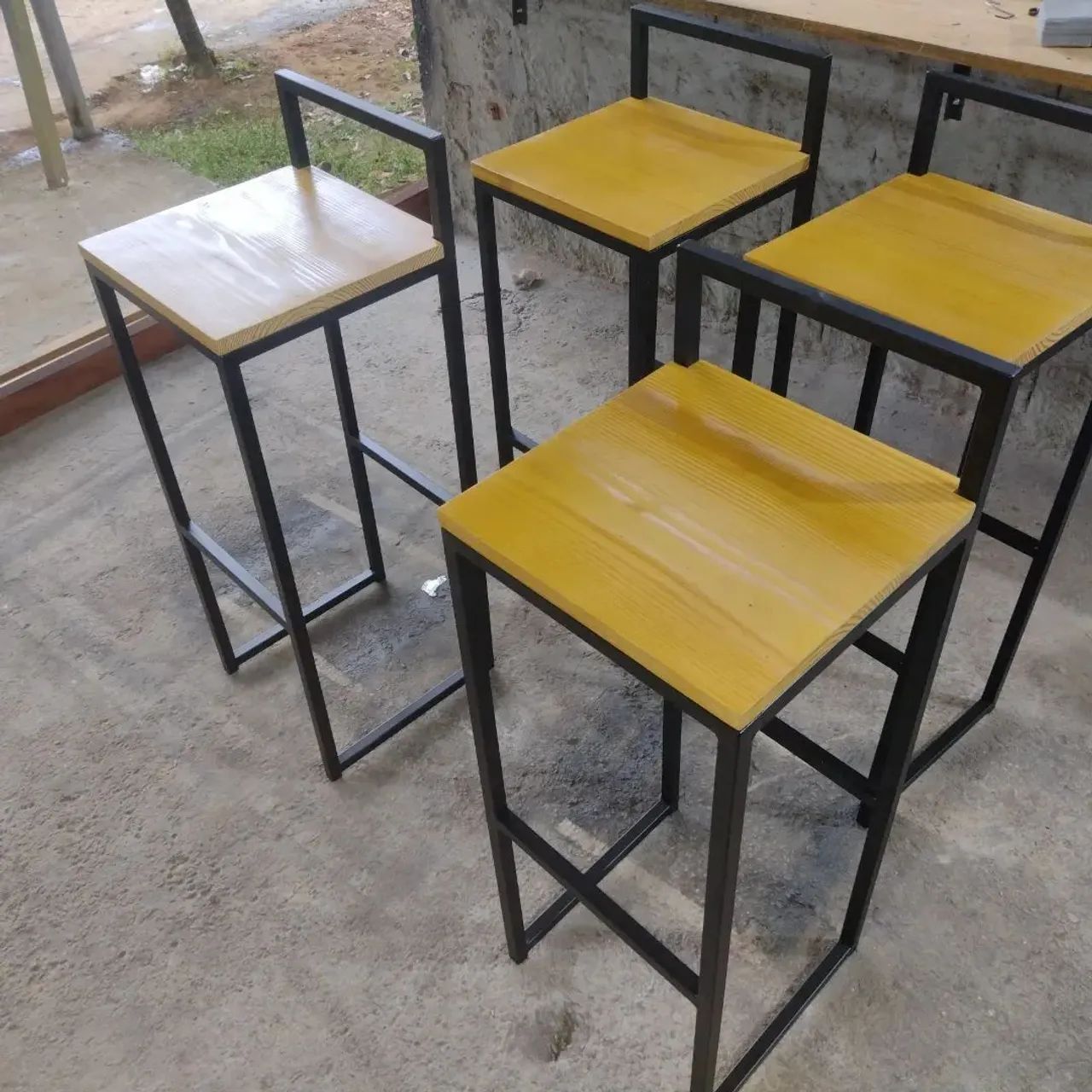 Conjunto de 4 Banquetas de Ferro com Assento de Madeira - Foto 2