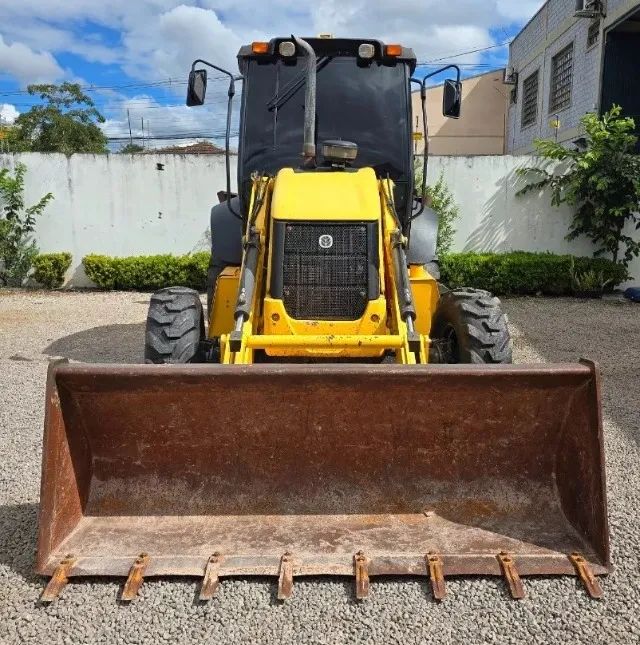 Retroescavadeira new hol 2016