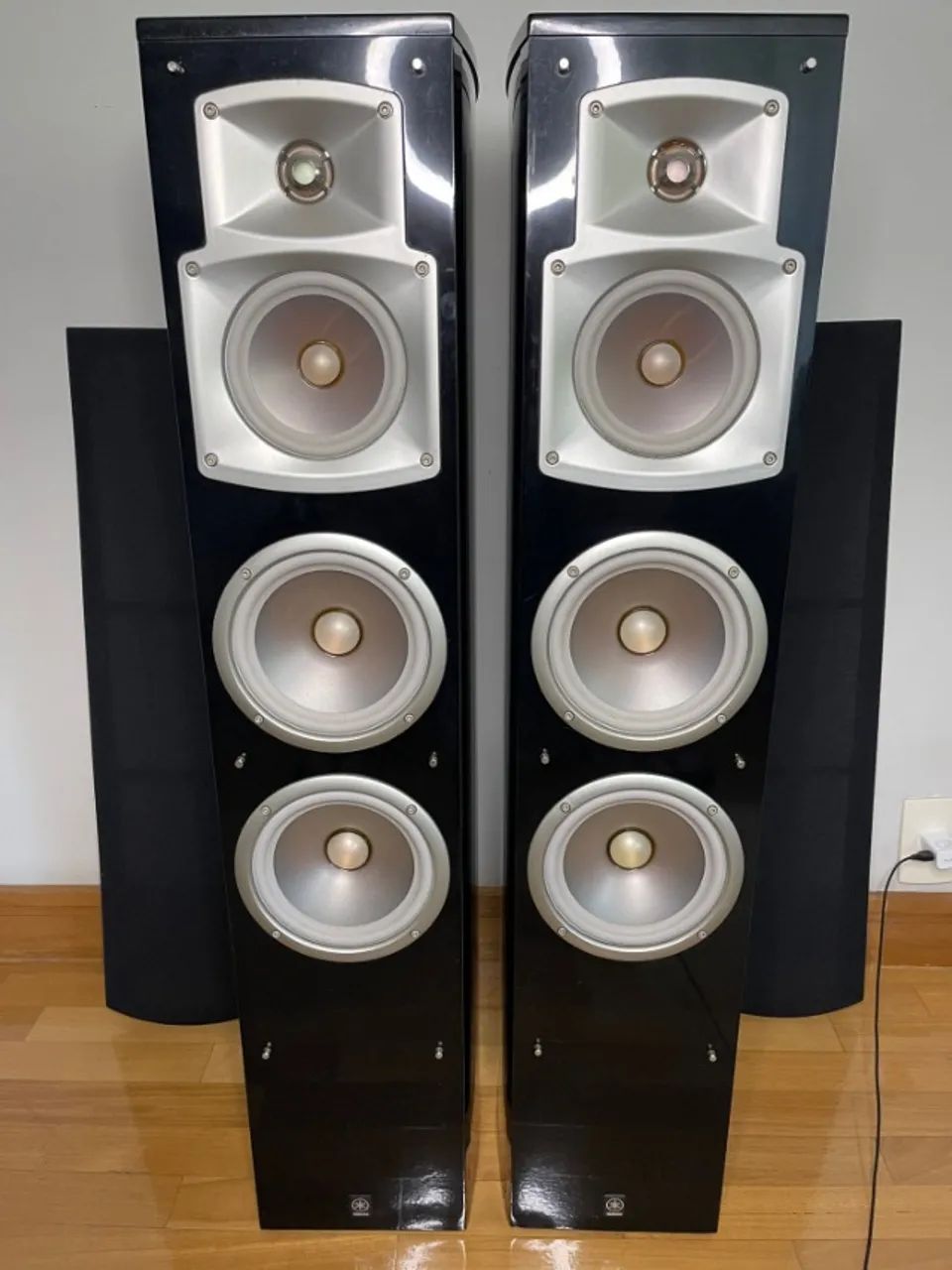 Par de Caixas Acusticas Yamaha NS 555 em perfeito estado