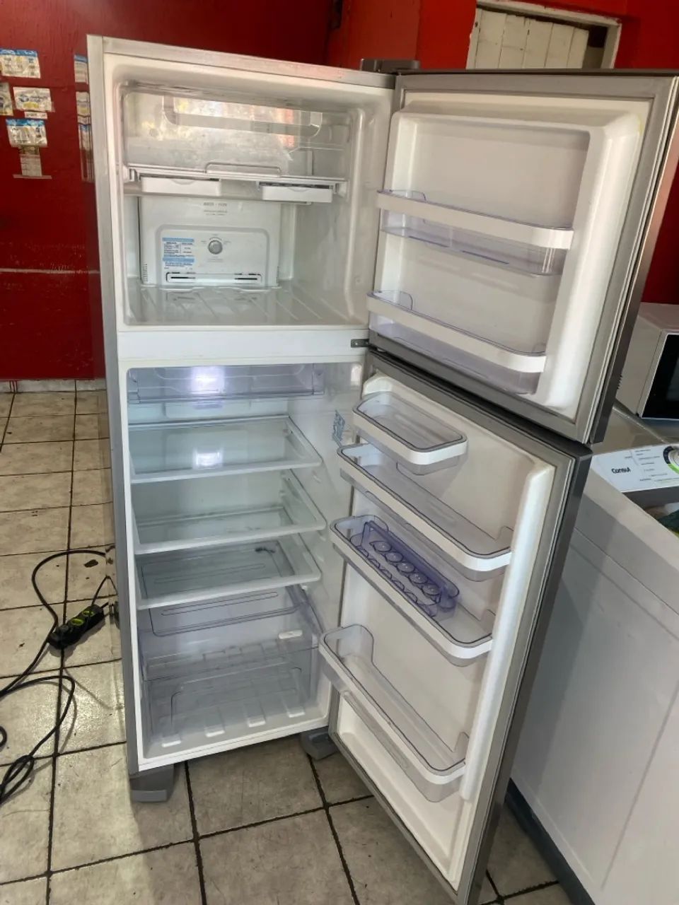 Geladeira Duplex Frost Free INOX DFX42 370L 110V Painel digital Eletrolux Semi nova  - Foto 3