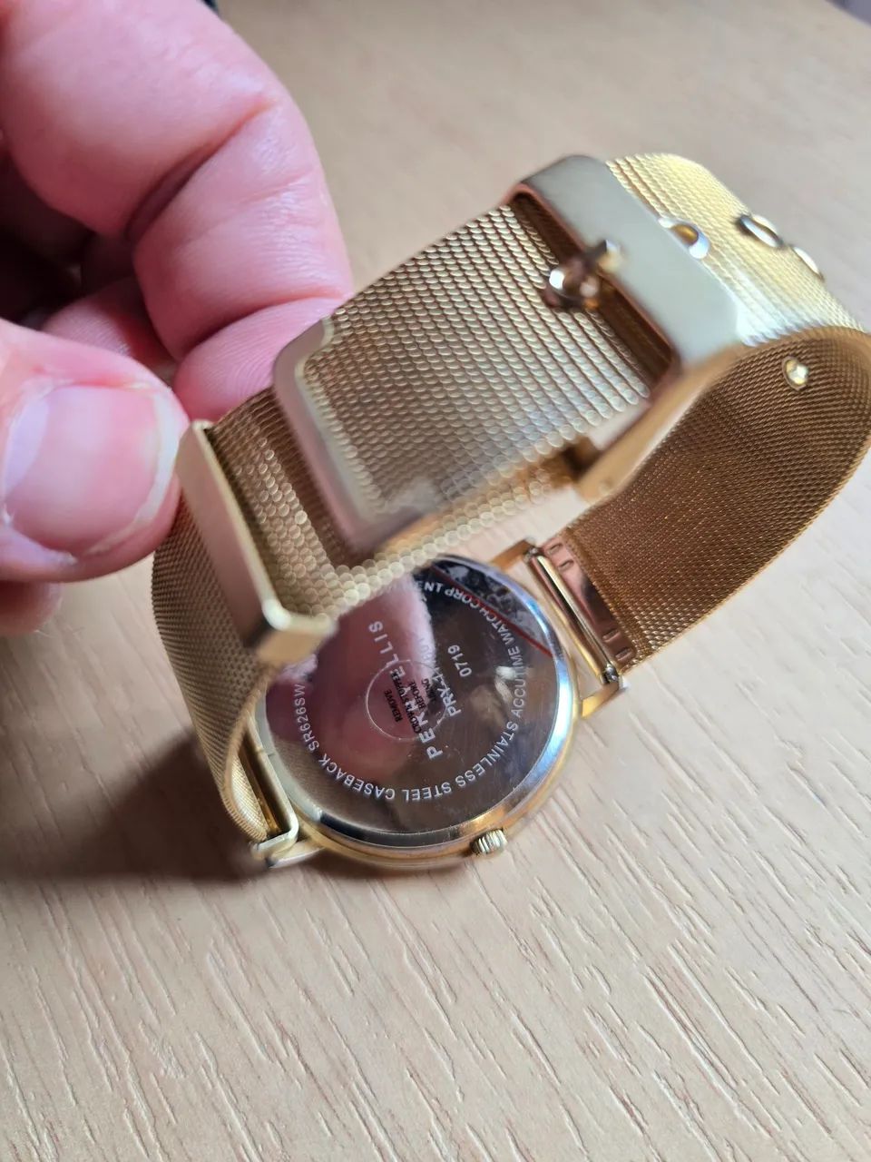 Relógio Perry Ellis dourado com pulseira de malha - Foto 3