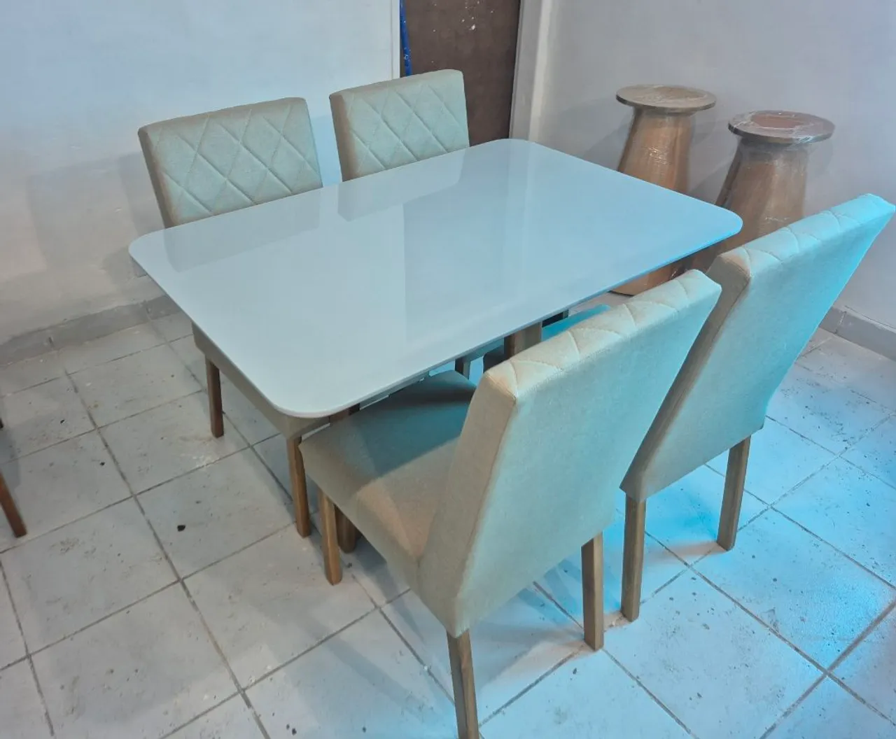 Mesa de Jantar tampo de vidro com 4 cadeiras