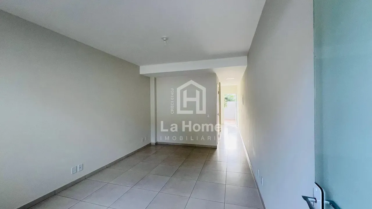 Sobrado com 02 Suítes e 02 vagas para locação no Bairro Velha- Blumenau