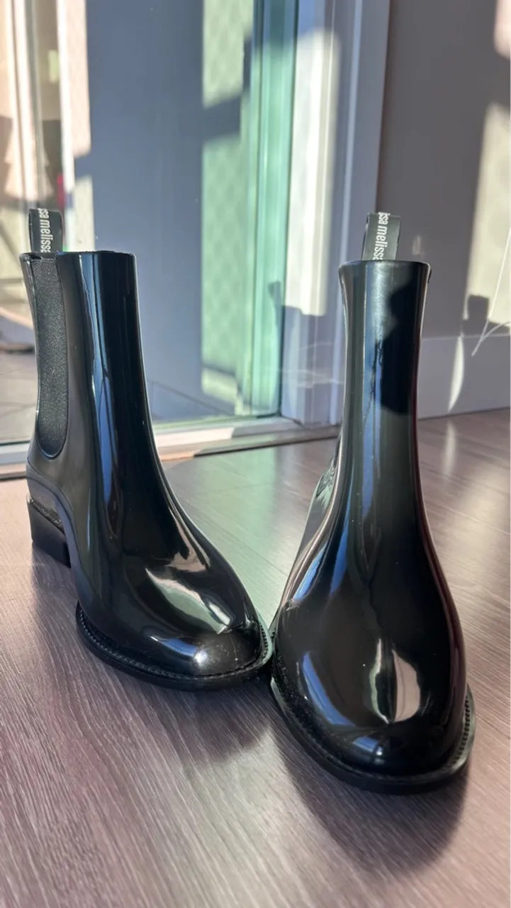 Bota chelsea Melissa Preta