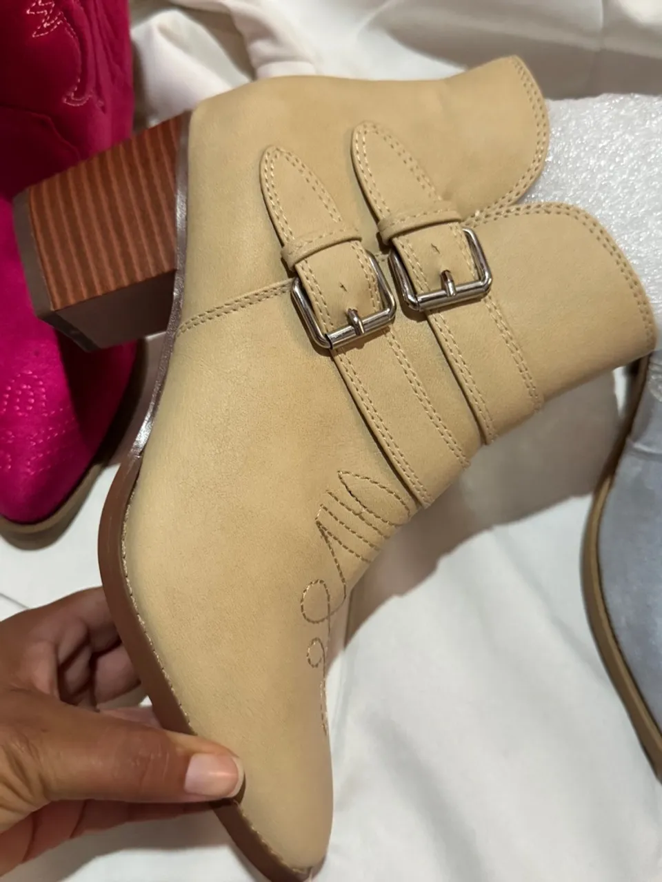Bota feminina bege com fivelas