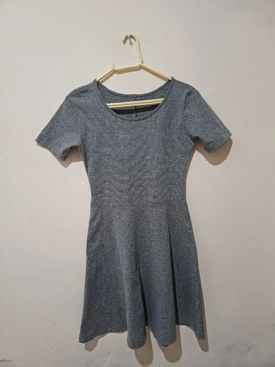 Vestido evasê de malha cinza
