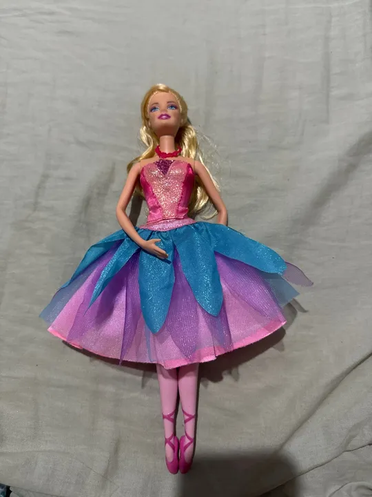 Boneca Barbie sapatilhas mágicas