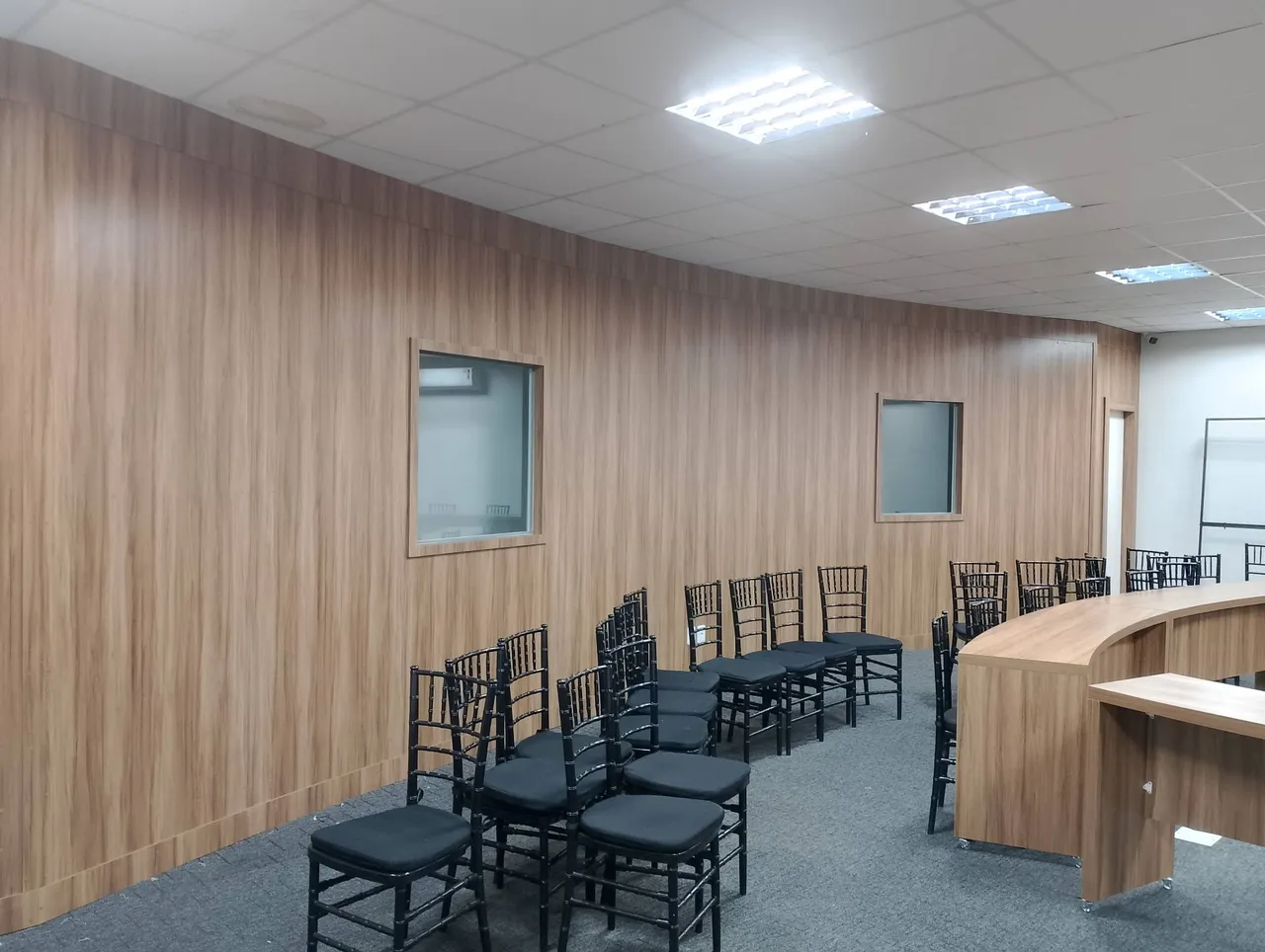 Painel de Parede Amadeirado para Ambientes Corporativos