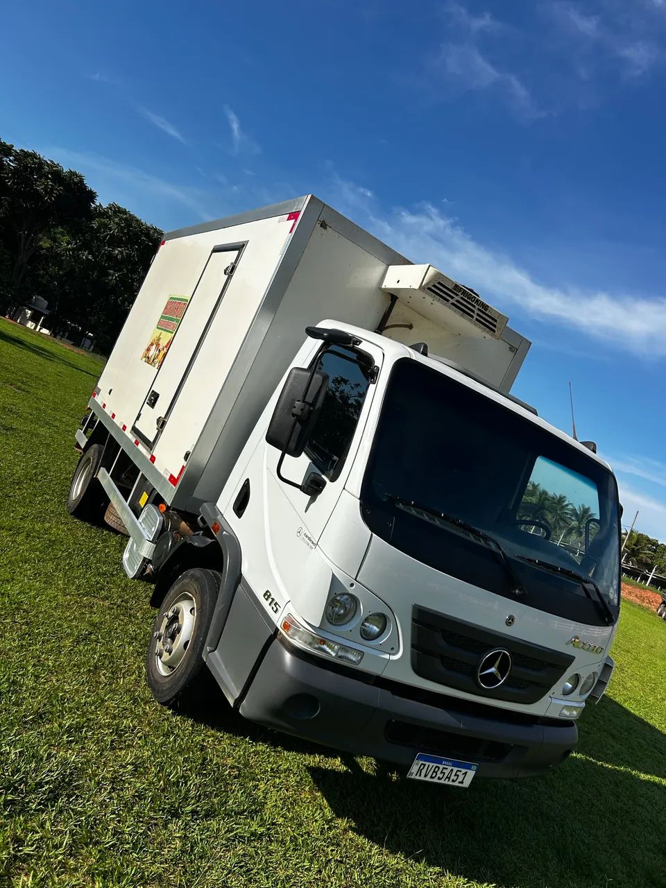 MB 815 BAÚ RESFRIADO BAIXÍSSIMO KM  - Foto 3