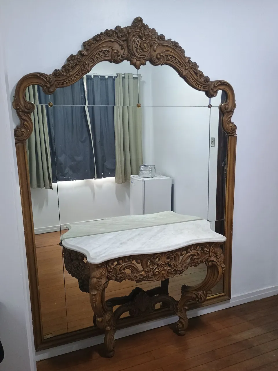 Espelho com Moldura Entalhada e Mesa Clássica
