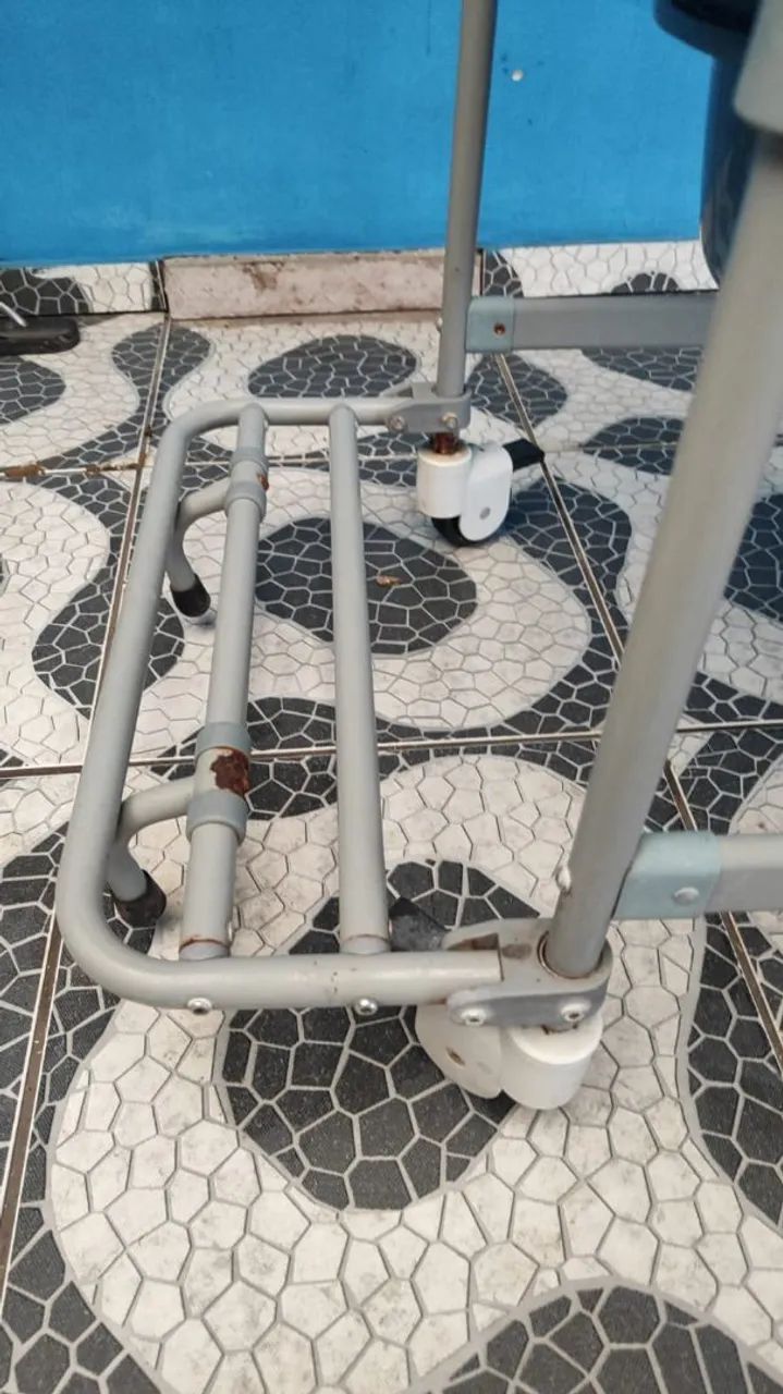 Cadeira de Banho com Rodas - Prática e Confortável - Foto 5