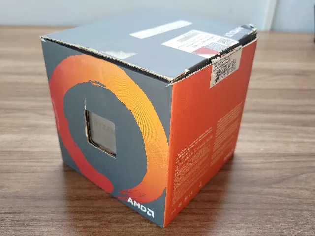 Processador AMD Ryzen 5 1600 AE na caixa com cooler box