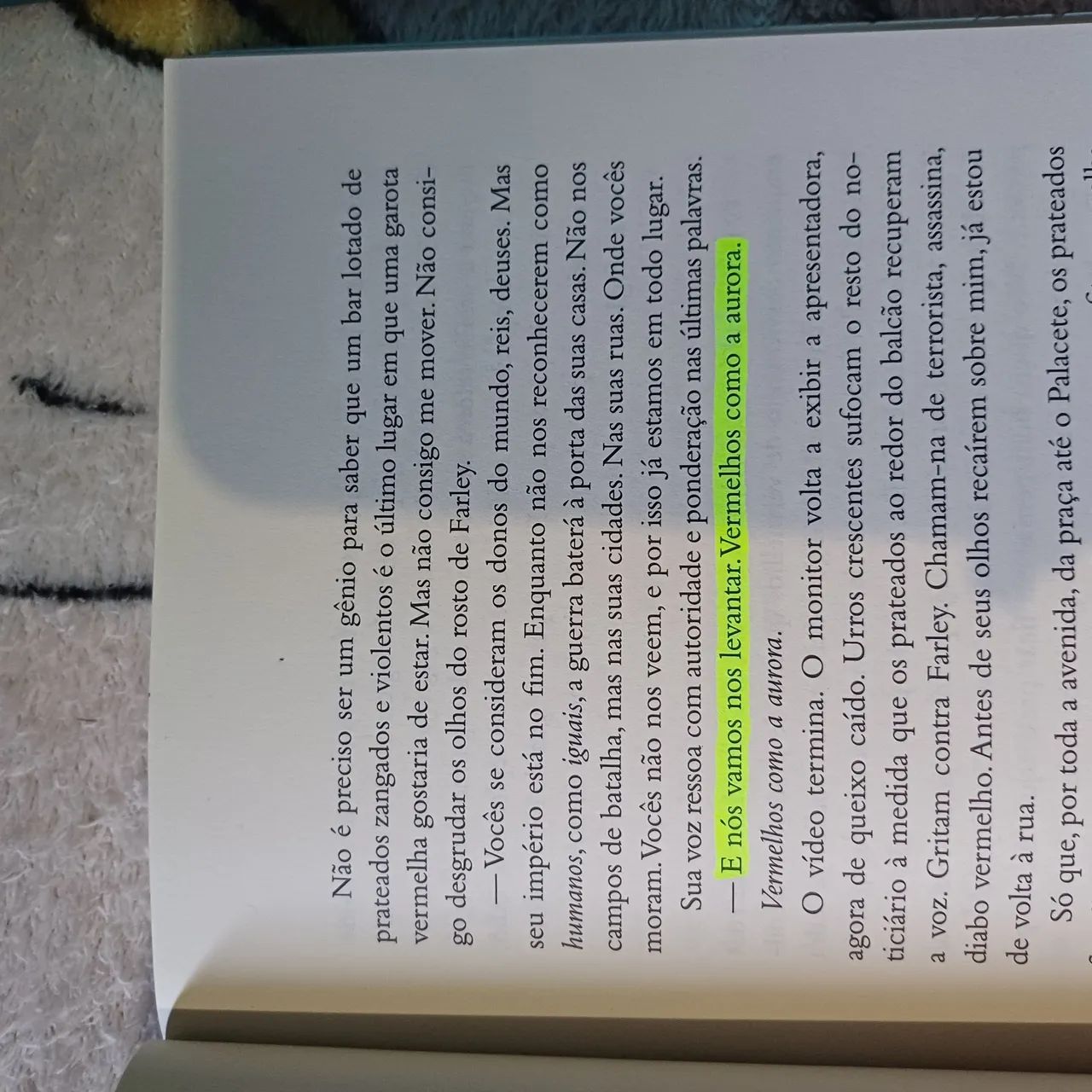 Livro A Rainha Vermelha - Victoria Aveyard - Foto 2