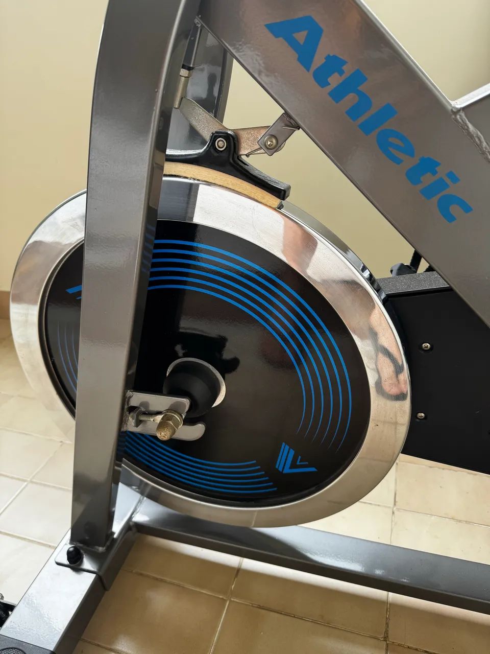 Bicicleta spinning Athletic 2300BS impecável! Roda de 20kg - Foto 4