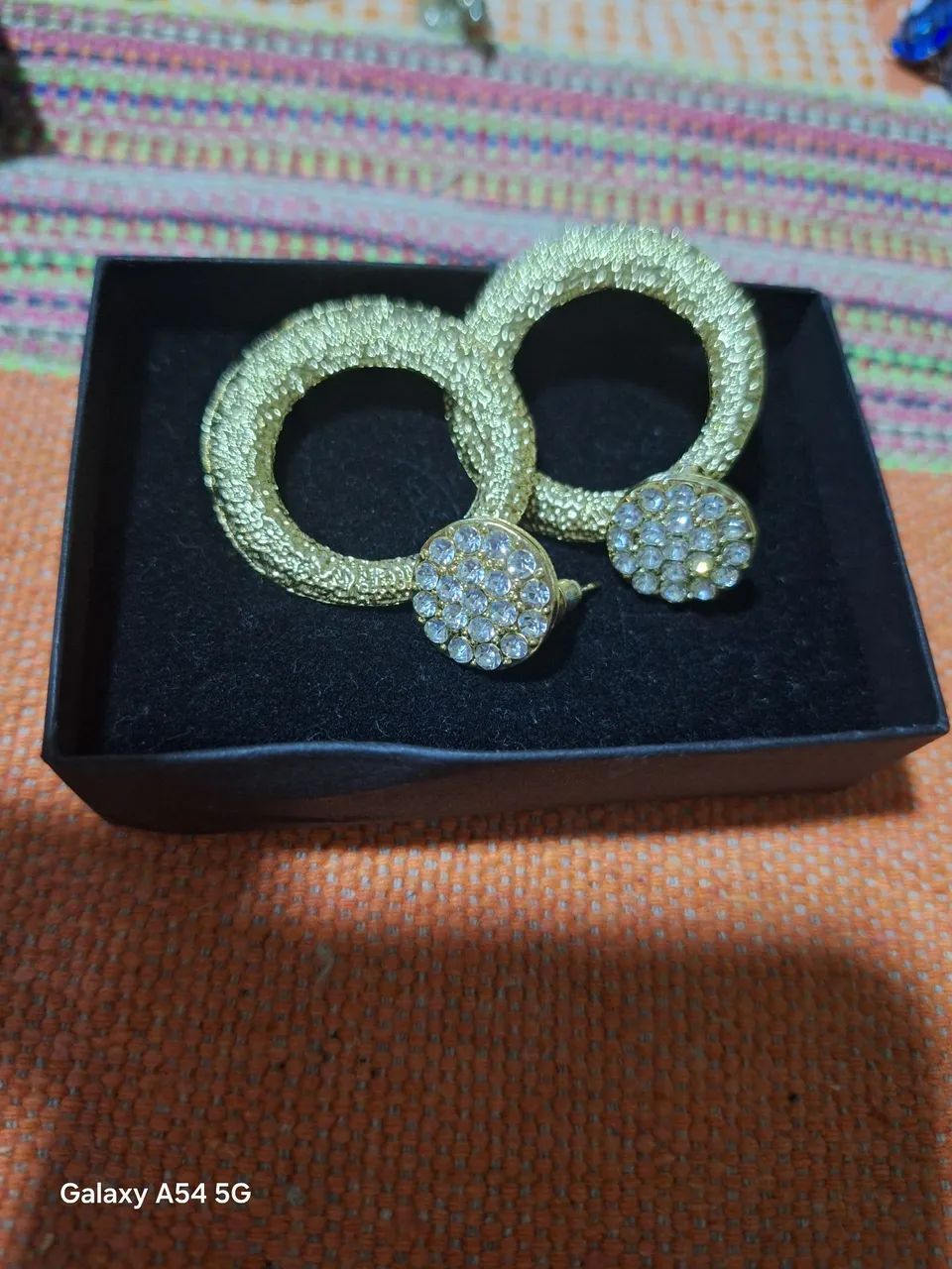 Brincos de argola folheado ouro 18 kl com pedras - Foto 3