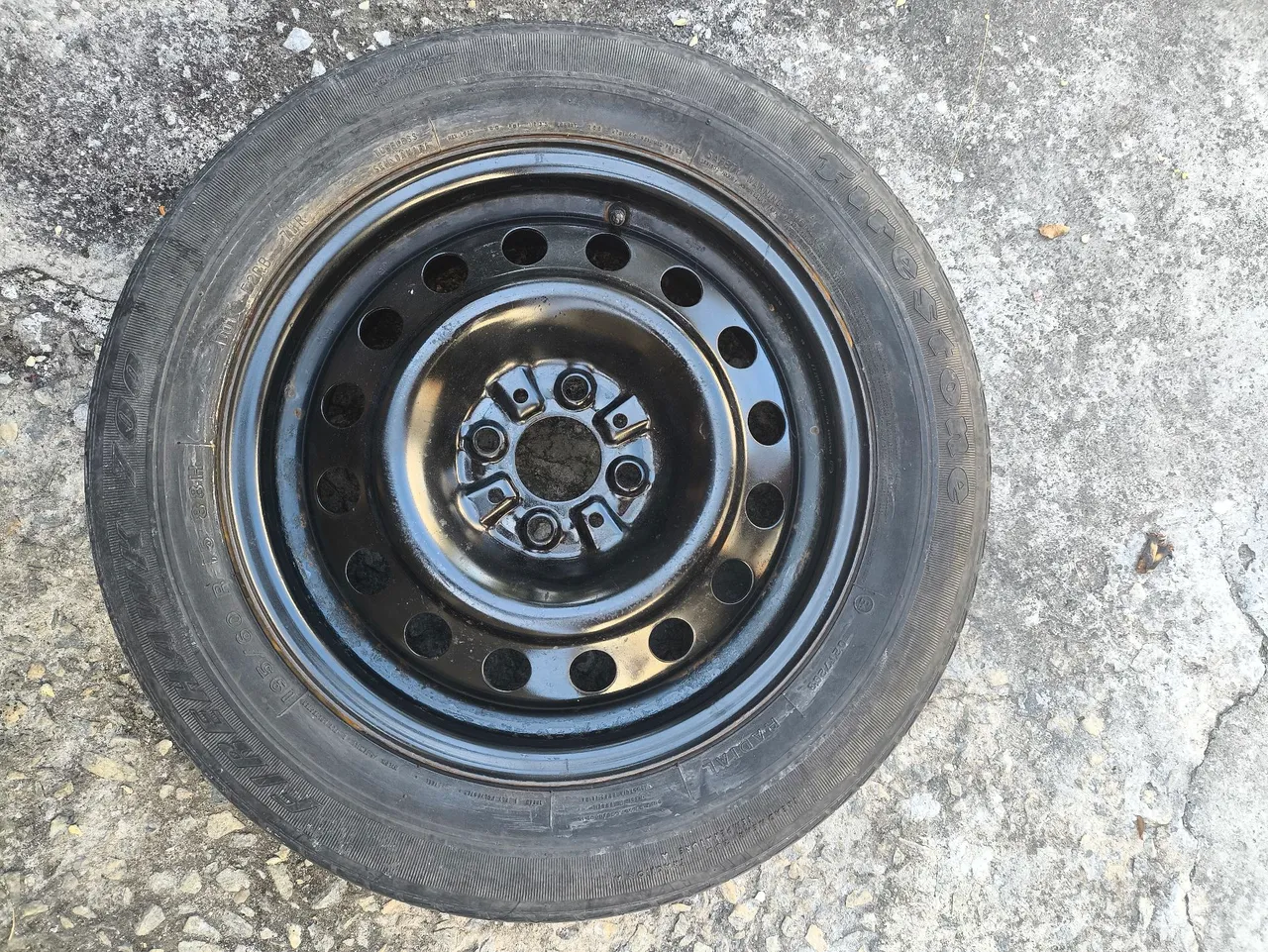 Roda com pneu aro 15 Fiat pneu 195 60 R15
