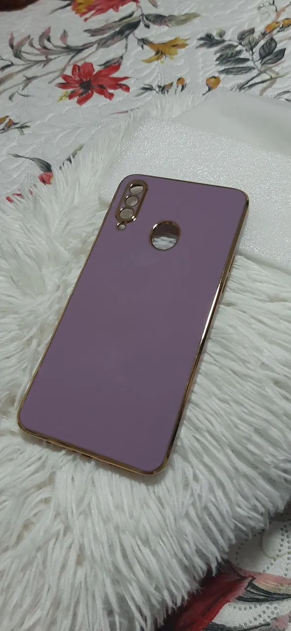 Capa de Celular Lilás com Borda Dourada