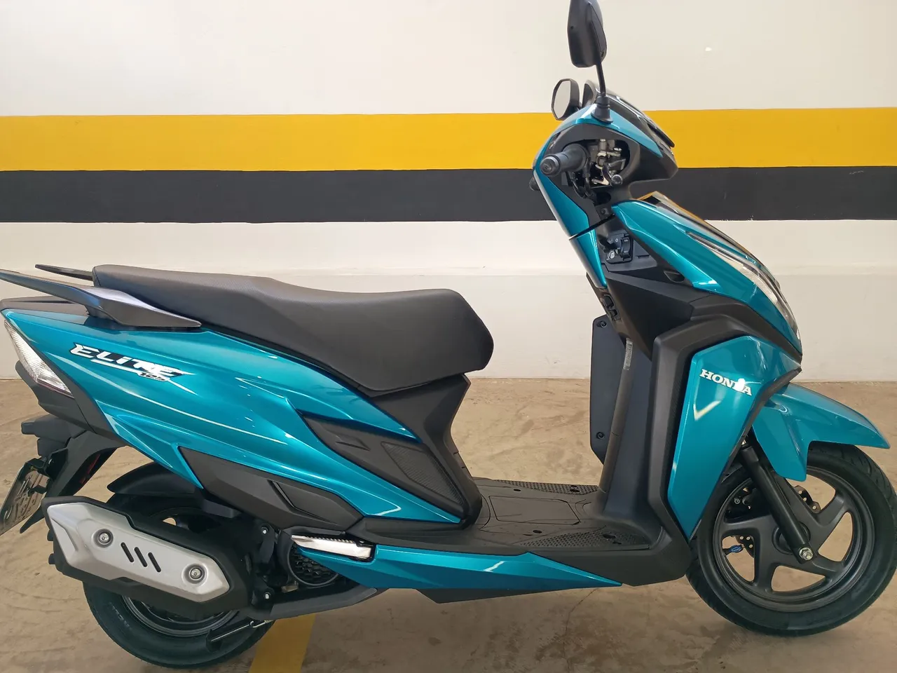 Elite 125 2025 900 km rodados zero com documento único dono 21 X cartão troca  carro moto