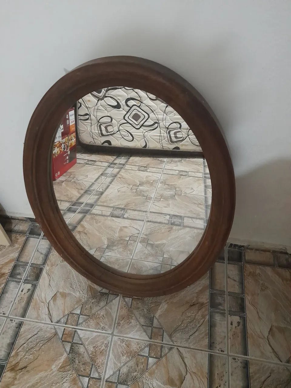 Vendo espelho com moldura de madeira