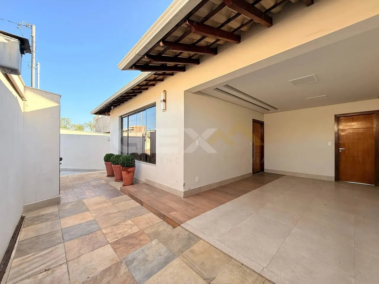 Casa à venda no bairro São Roque, sendo 3 quartos com 1 suíte e área gourmet.