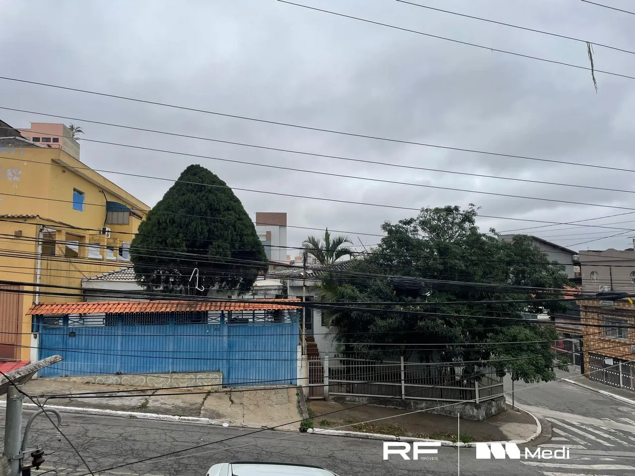 Ótimo sobrado à venda na Penha. Tem 3 dormitórios e sala para 2 ambientes, 114 m² e bem lo