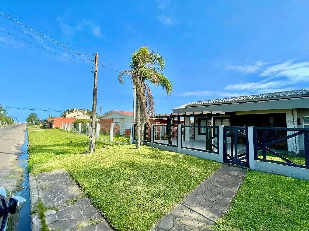 Casa próximo ao mar com três dormitórios no centro de Xangri-Lá. - Foto 3