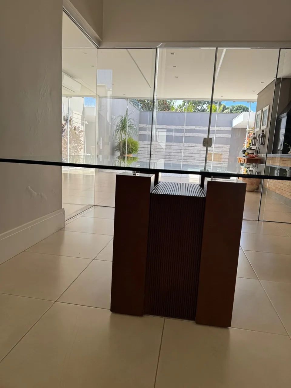 Mesa de Jantar base de madeira e tampo de vidro ,da loja Casa Verde 