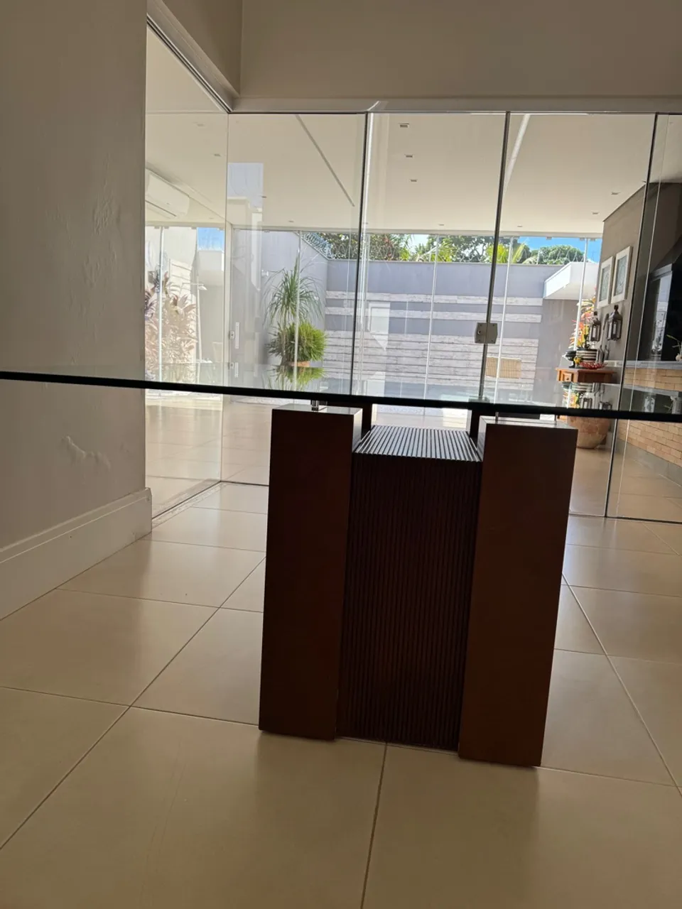 Mesa de Jantar base de madeira e tampo de vidro ,da loja Casa Verde