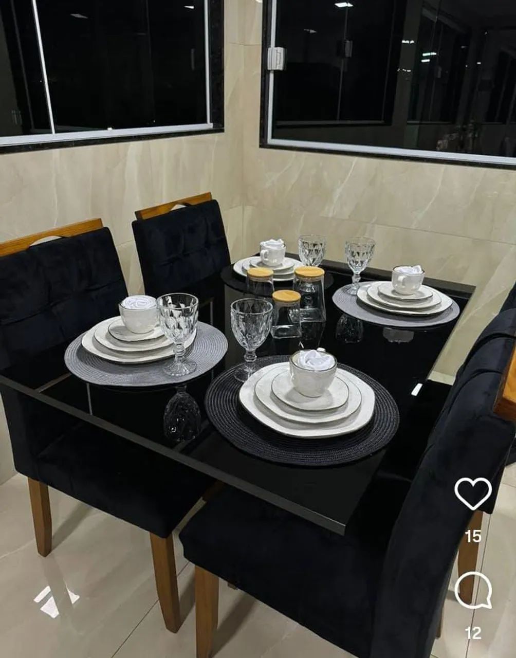 Mesa tampo com vidro e cadeiras em madeira maciça!! 
