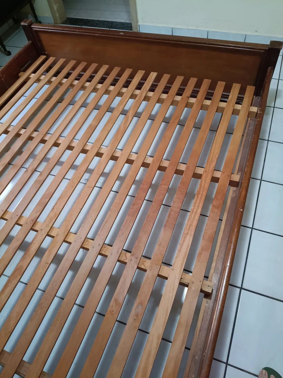 Excelente Cama Queen - madeira maciça  - Foto 4