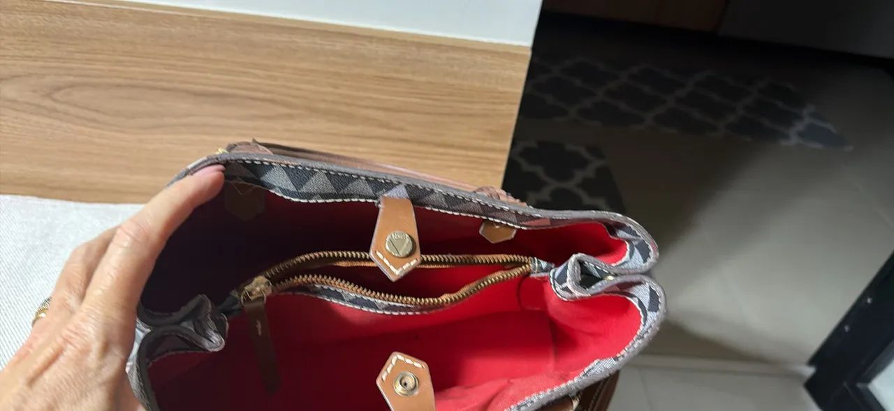 Bolsa Schütz TRiangle preta linda 