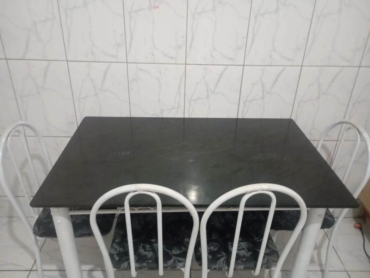 Mesa com 4 cadeiras uso razoável  - Foto 2