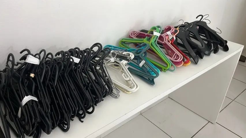 Cabides plástico, ferro ou para lojas