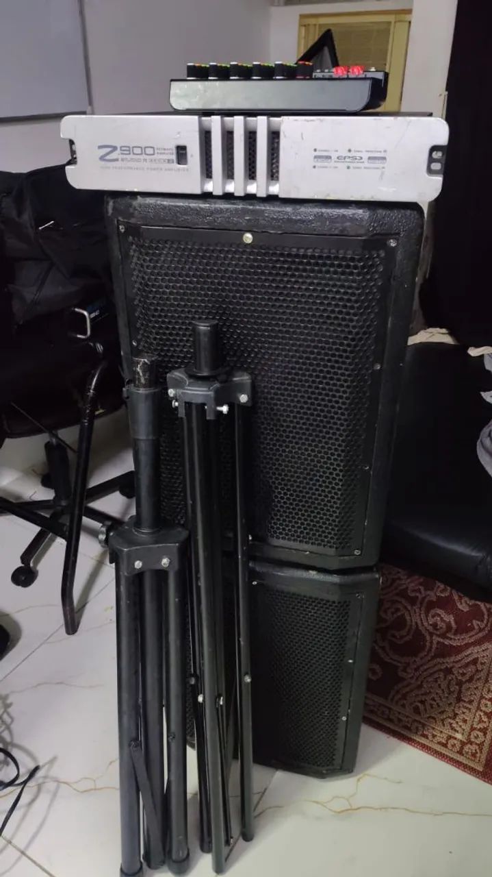Equipamento de som completo (par de caixas de 12 polegadas, amplificador e mesa de som)