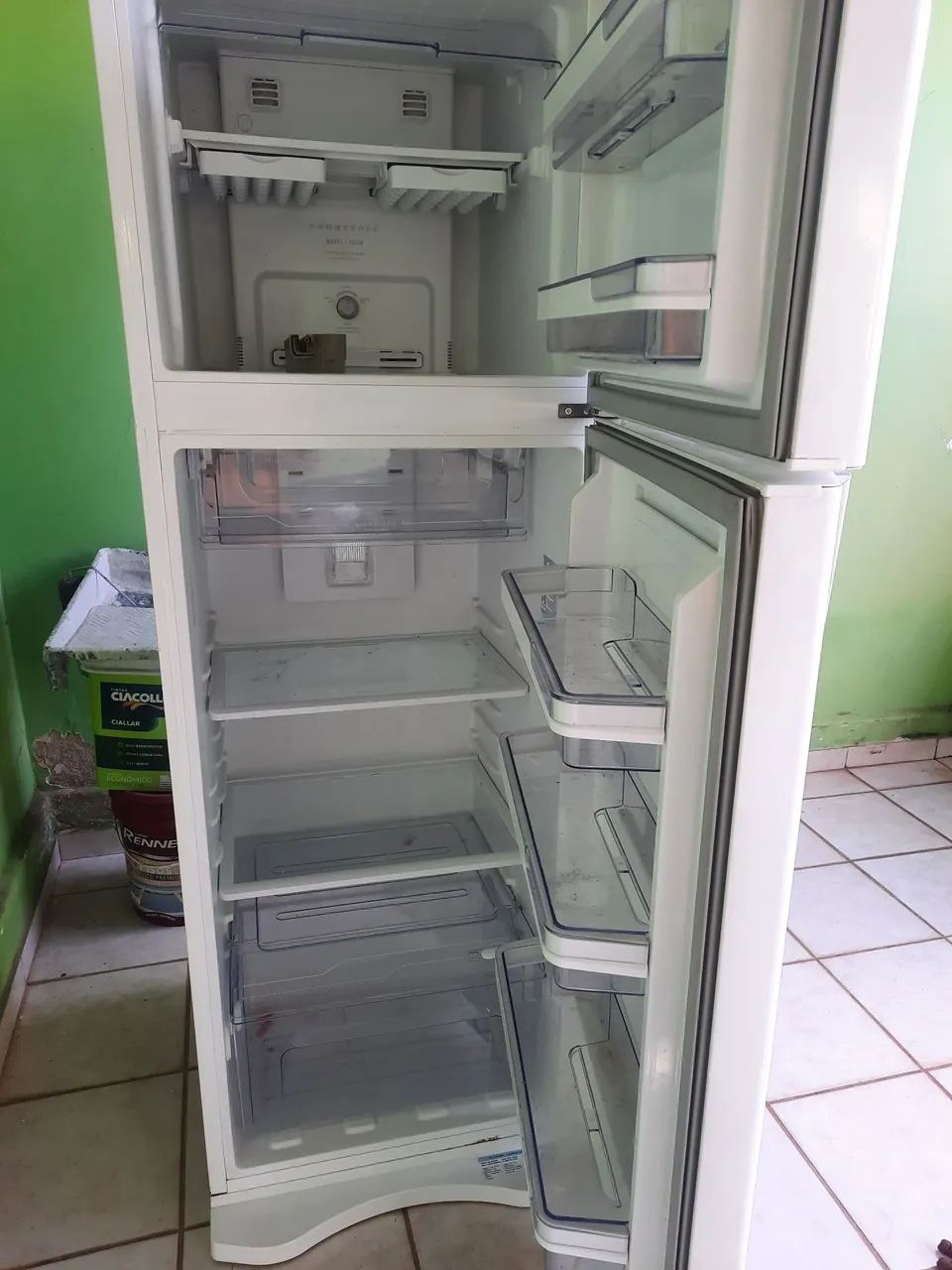 Refrigerador semi novo. Motor queimou