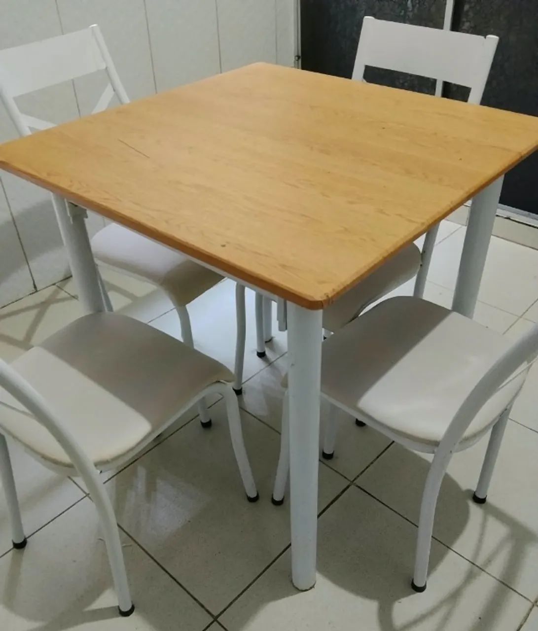 Mesa tampo granito 4 cadeiras plotado com vinil amadeirado - Foto 4