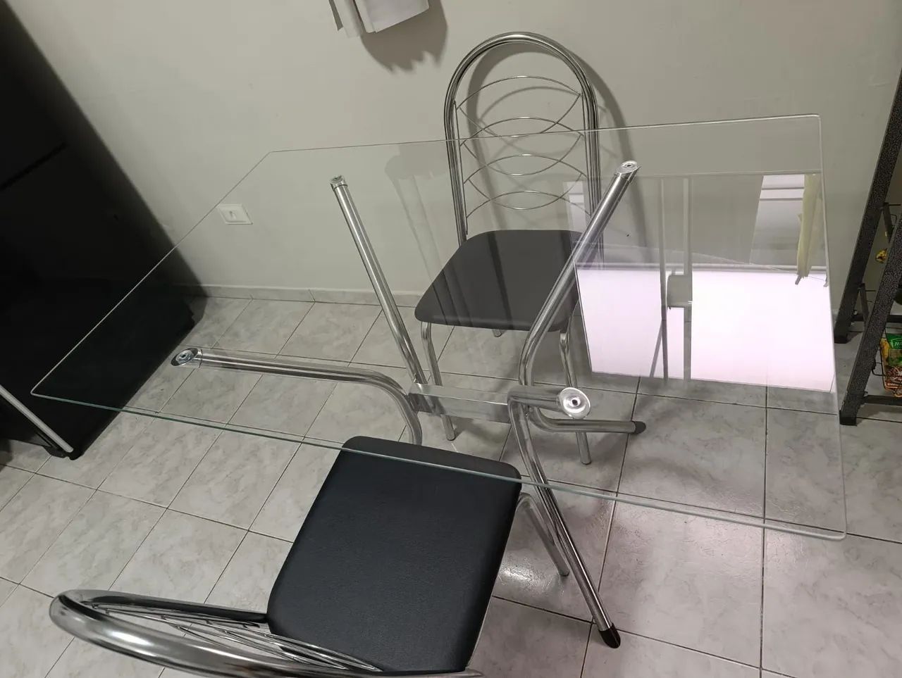 Mesa com vidro com 2 cadeiras  <br>? Valor negociável - Foto 2