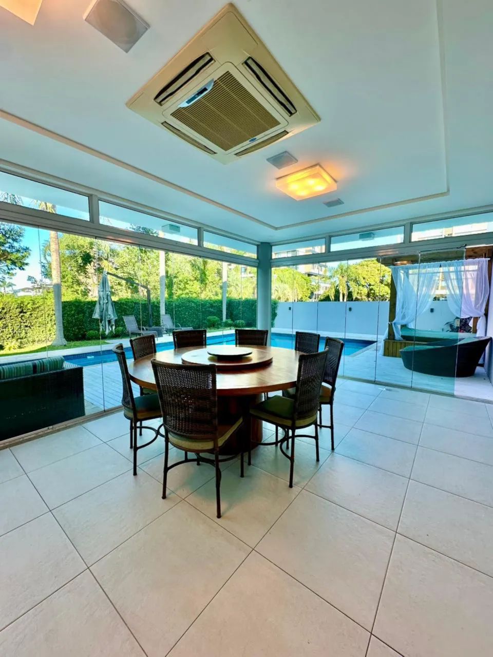 Alugo casa de alto padrão de 5 suítes + escritório com piscina em Jurerê Internacional  - Foto 4