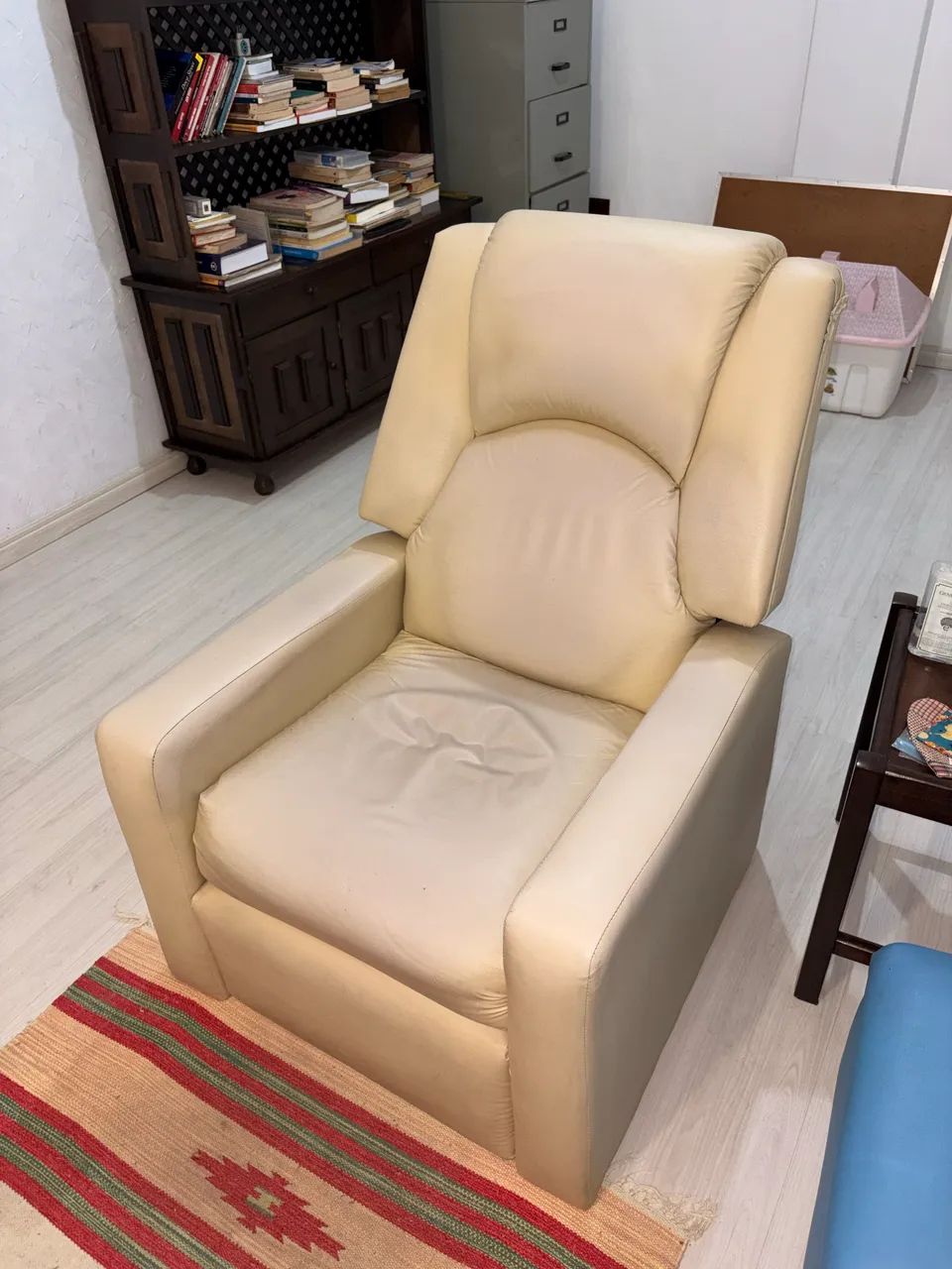 Duas Poltronas de Courino usadas  - Foto 4