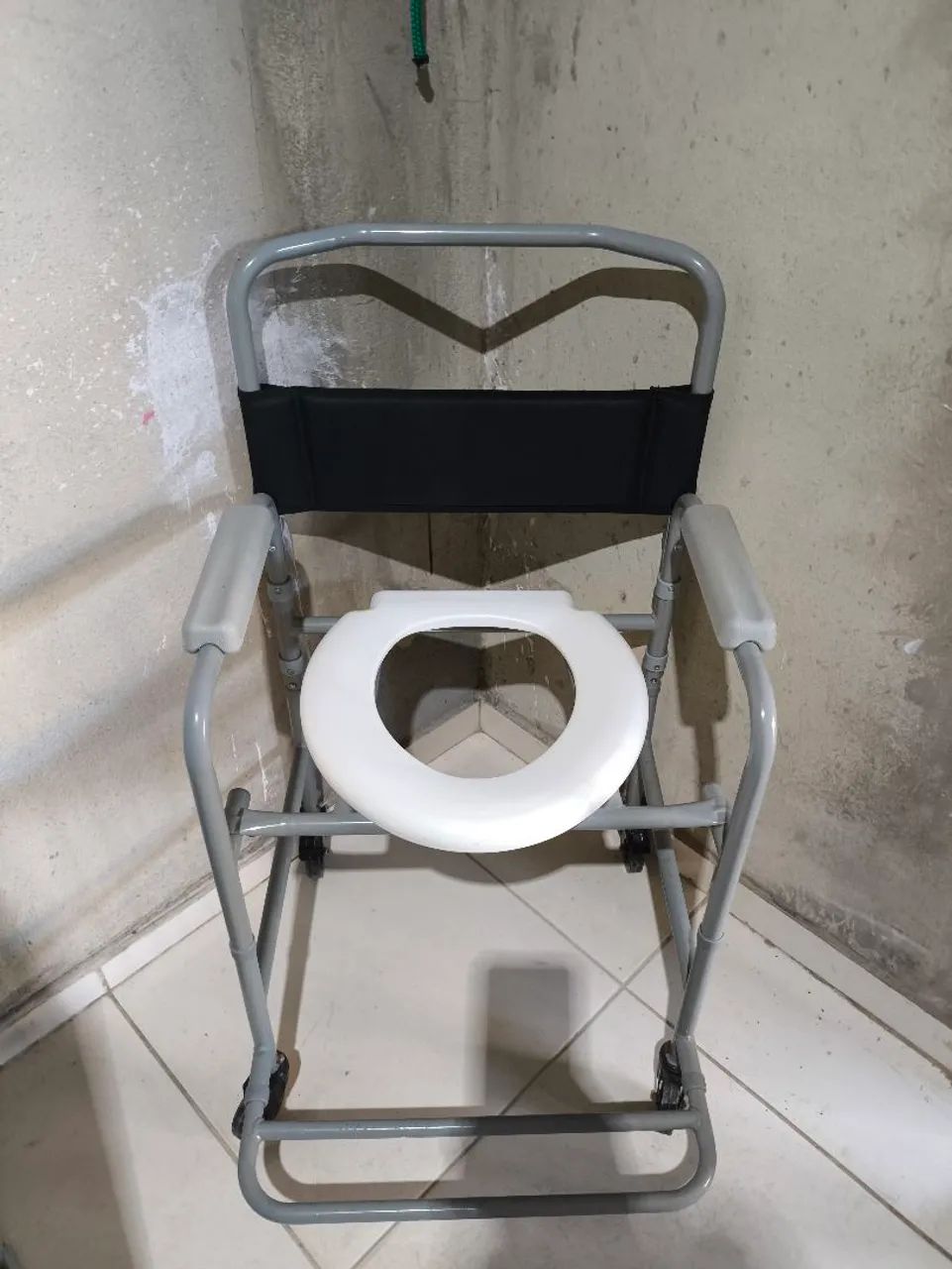 Vende-se cadeira de roda de banho 390R$
