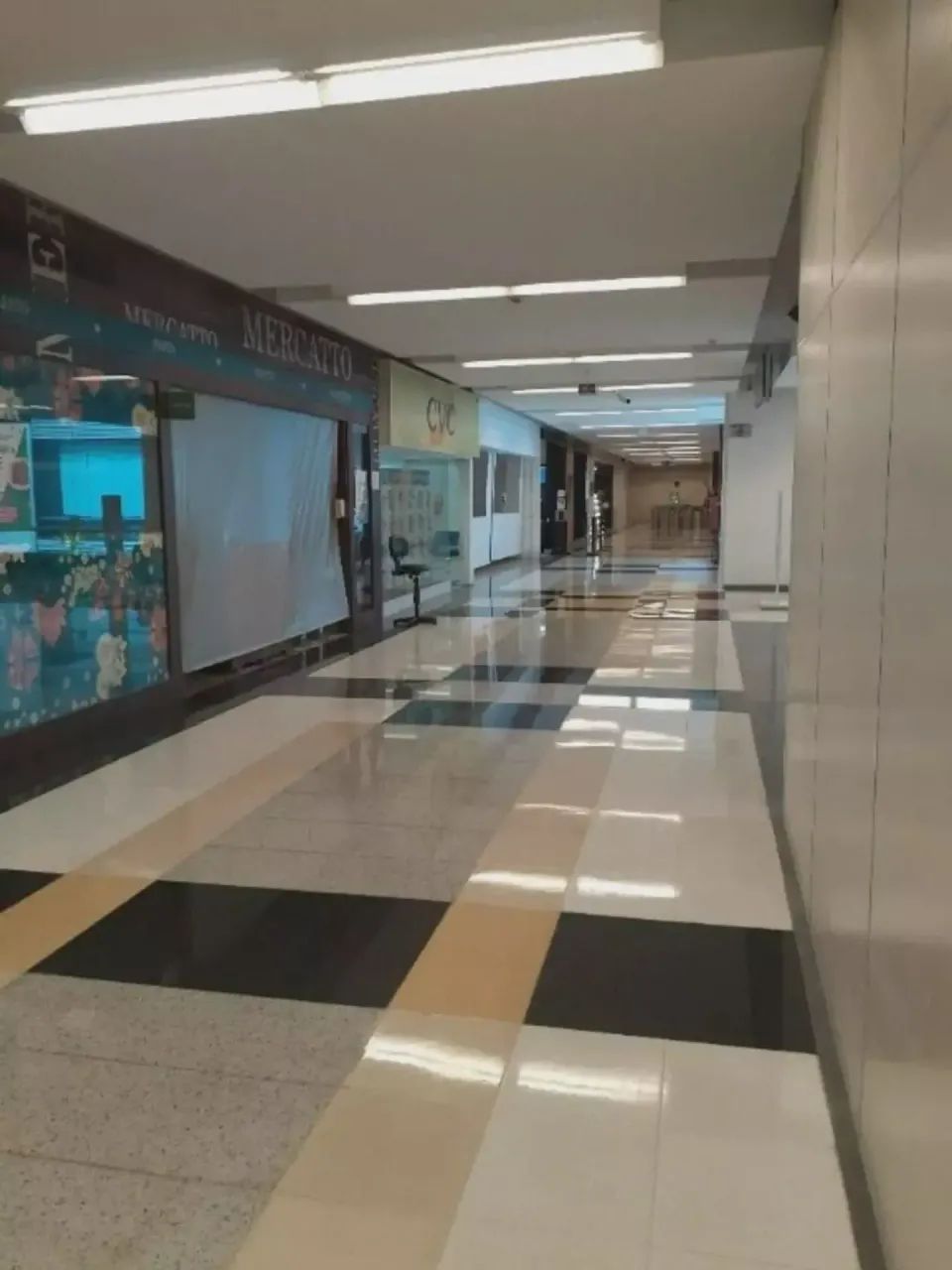 Centro comercial para aluguel e venda possui 2884 metros quadrados . - Foto 4