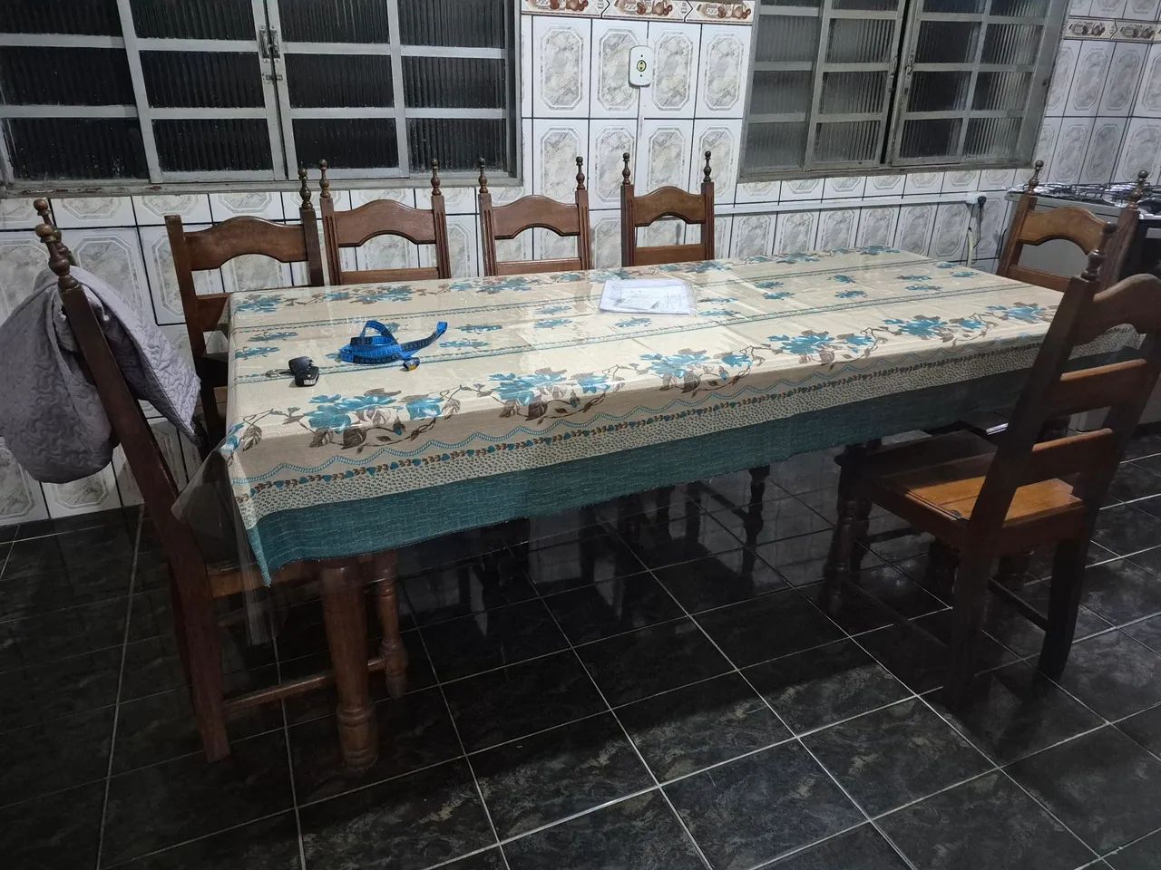 Conjunto mesa e armário madeira - Foto 2